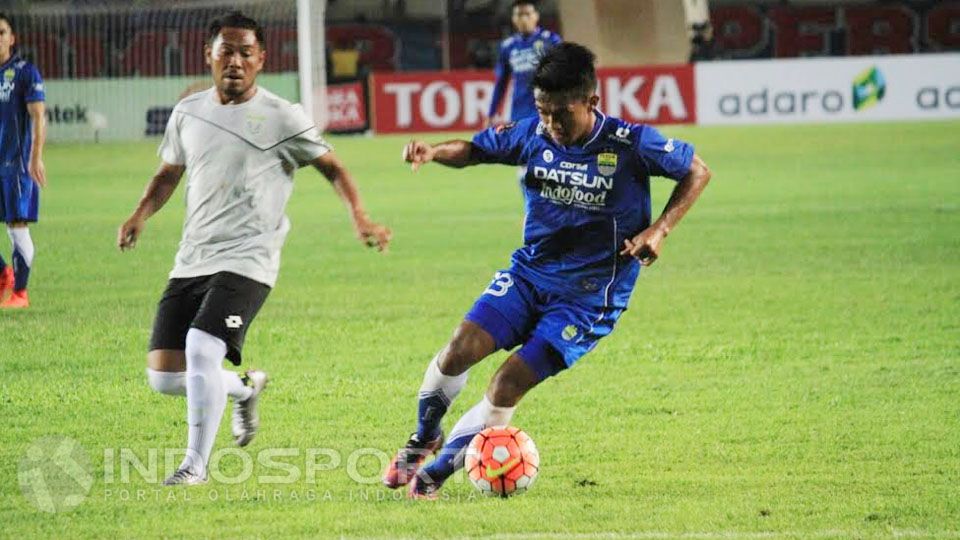 Febri Hariyadi tengah mengontrol bola pada laga saat melawan Persela Lamongan. Copyright: © Muhammad Ginanjar/INDOSPORT